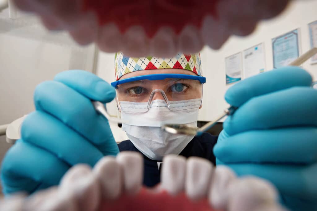 dentista examinando boca paciente